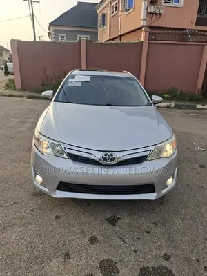 Toyota Camry XLE 4dr Sedan (2.5L 4cyl 6A) 2014 Silver