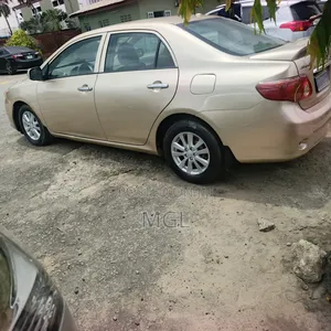 Toyota Corolla 2011 Gold