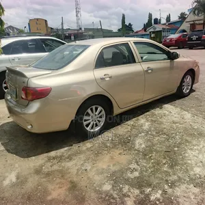 Toyota Corolla 2011 Gold