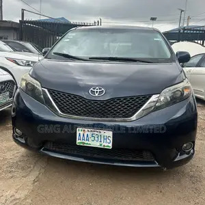 Toyota Sienna SE 8 Passenger 2012 Blue