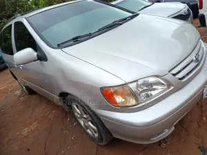 Toyota Sienna 2002 Silver