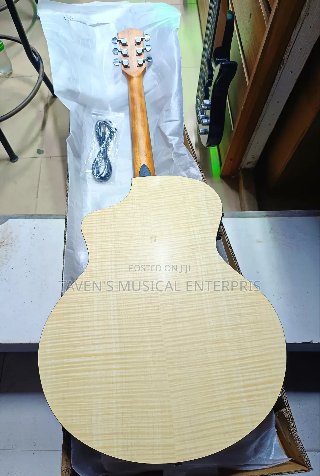 Deviser Semi Acoustic Guitar
