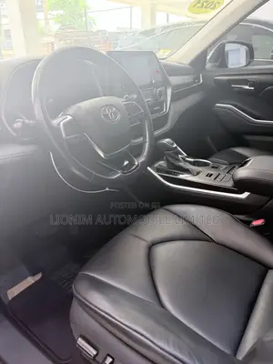 Toyota Highlander XLE 2021 Burgundy