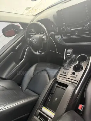 Toyota Highlander XLE 2021 Burgundy