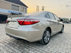 Toyota Camry SE 2026 Gold