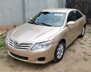 Toyota Camry LE 4dr Sedan (2.5L 4cyl 6AM) 2010 Gold