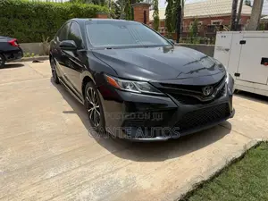 Toyota Camry SE FWD (2.5L 4cyl 8AM) 2018 Black