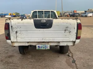 Nissan Pick-Up 2007 White