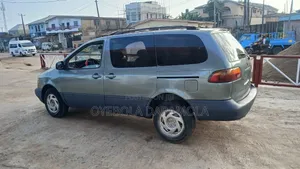 Toyota Sienna LE & 1 hatch 2000 Gray