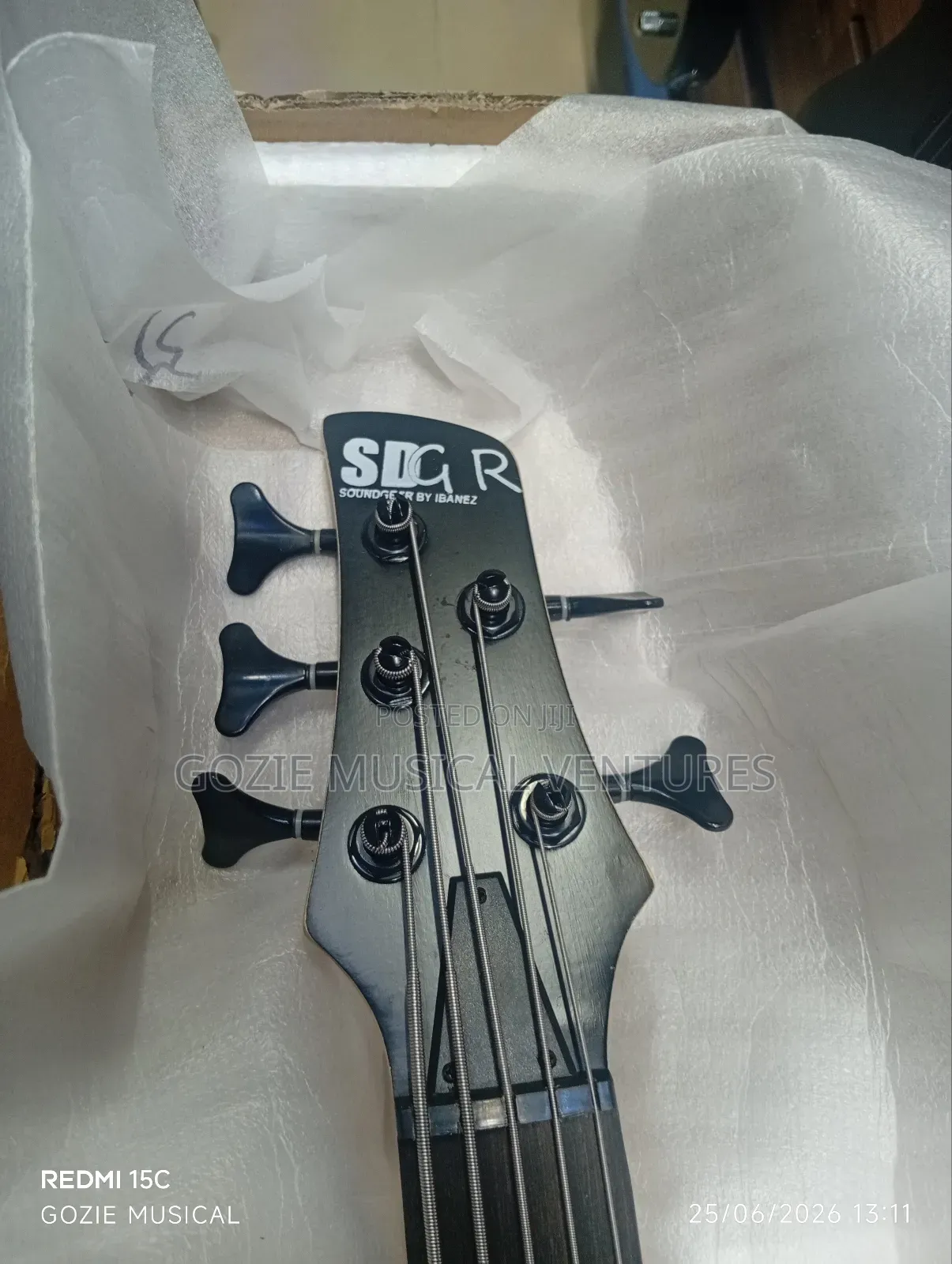 Ibanez Sr305eb Glo 5-Strings Bass Guitar