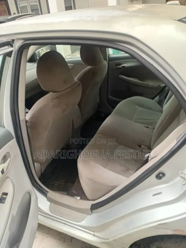 Toyota Corolla 2010 Silver