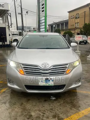 Toyota Venza LE 2010 Silver