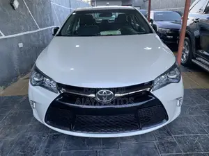 Toyota Camry SE w/Special Edition Pkg (2.5L 4cyl 6A) 2016 White