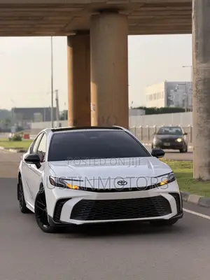 Toyota Camry SE 2025 White