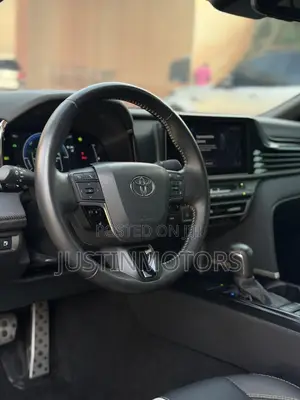 Toyota Camry SE 2025 White