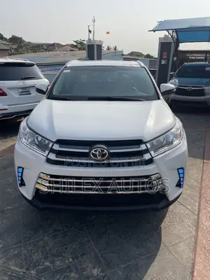 Toyota Highlander XLE 4x4 V6 (3.5L 6cyl 8A) 2017 White