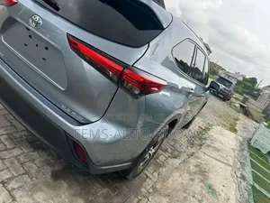 Toyota Highlander XLE AWD 2023 Blue