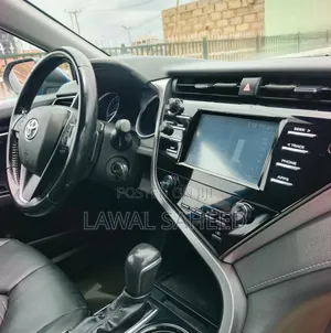 Toyota Camry SE (2.5L 4cyl 8A) 2019 Blue