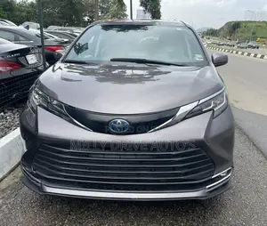 Toyota Sienna XLE 2022 Gray