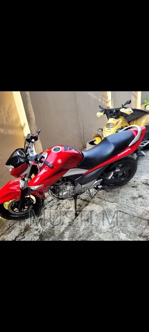 Suzuki GSR 2016 Red