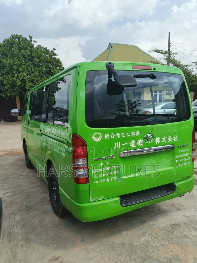 Toyota HiAce 2005 Green