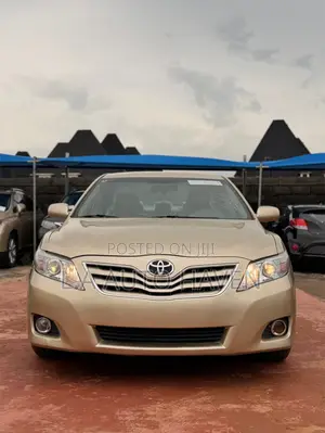 Toyota Camry LE 4dr Sedan (2.5L 4cyl 6AM) 2010 Gold
