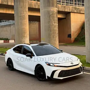Toyota Camry SE 2025 White