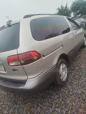Toyota Sienna 2000 Silver