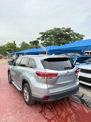 Toyota Highlander LE Plus V6 4x2 (3.5L 6cyl 6A) 2016 Gold