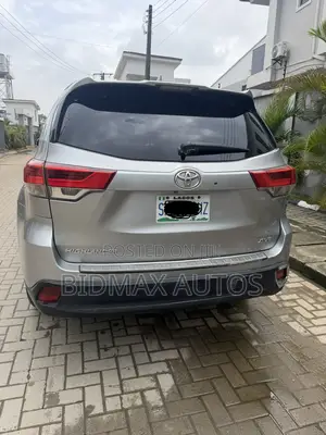 Toyota Highlander XLE 4x2 V6 (3.5L 6cyl 8A) 2017 Silver