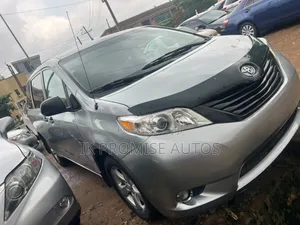 Toyota Sienna 2011 Silver