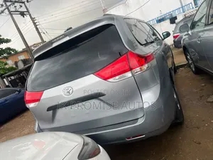 Toyota Sienna 2011 Silver