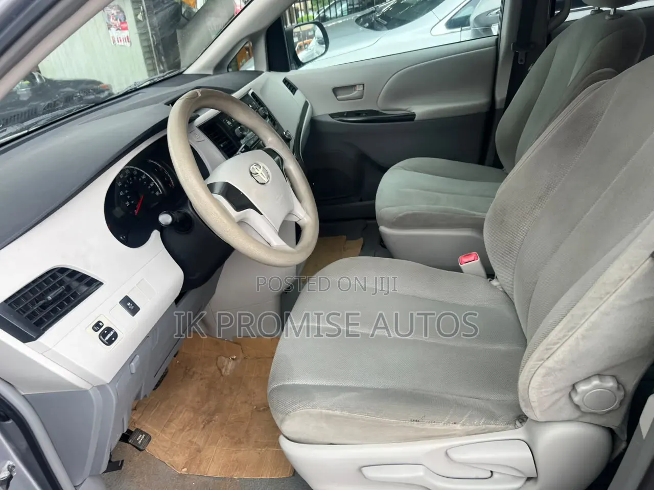 Toyota Sienna 2011 Silver