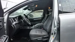 Toyota Highlander LE V6 2019 Silver