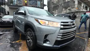 Toyota Highlander LE V6 2019 Silver
