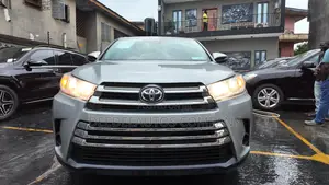 Toyota Highlander LE V6 2019 Silver