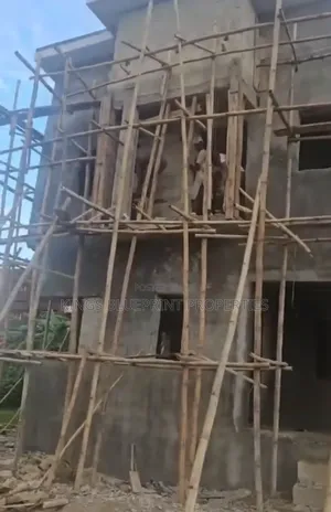 5bdrm Duplex in Complex Road, Warri for sale
