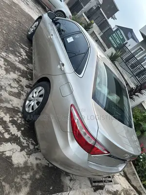 Toyota Camry LE 4dr Sedan (2.5L 4cyl 6A) 2015 Gold