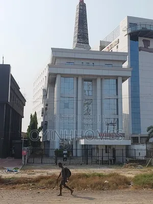 5 Floors Office Structure With Penthouse on Topfloor