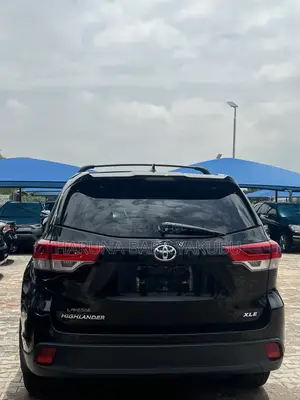 Toyota Highlander XLE 4x2 V6 (3.5L 6cyl 8A) 2018 Black
