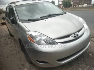 Toyota Sienna 2009 Silver