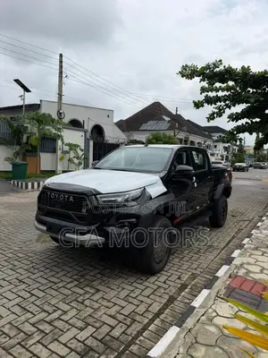 New Toyota Hilux 2025 Black