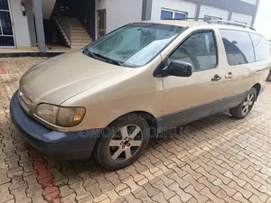 Toyota Sienna LE 4dr 1999 Gold