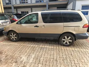 Toyota Sienna LE 4dr 1999 Gold