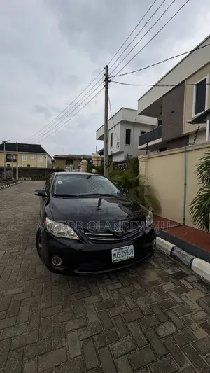 Toyota Corolla Base 4dr Sedan (1.8L 4cyl 5M) 2010 Black