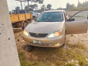 Toyota Camry SE V6 4dr Sedan (3.3L 6cyl 5A) 2004 Gold