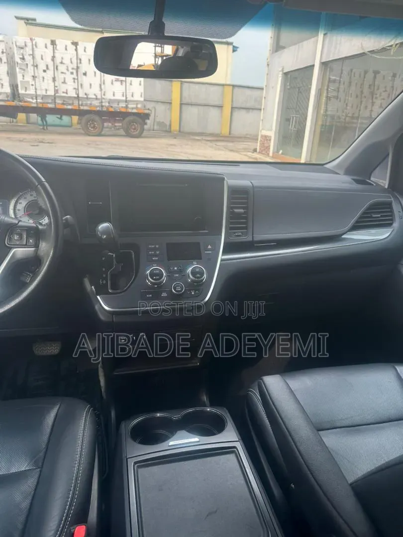 Toyota Sienna 2017 Silver
