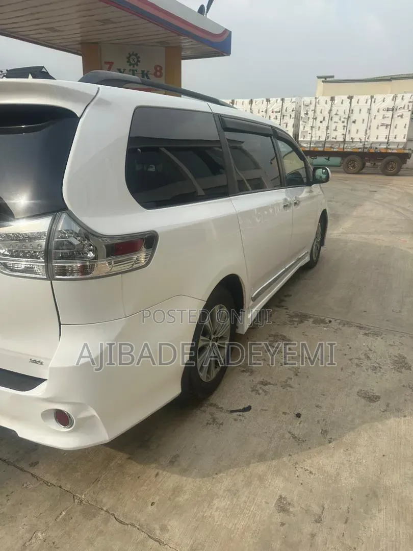 Toyota Sienna 2017 Silver