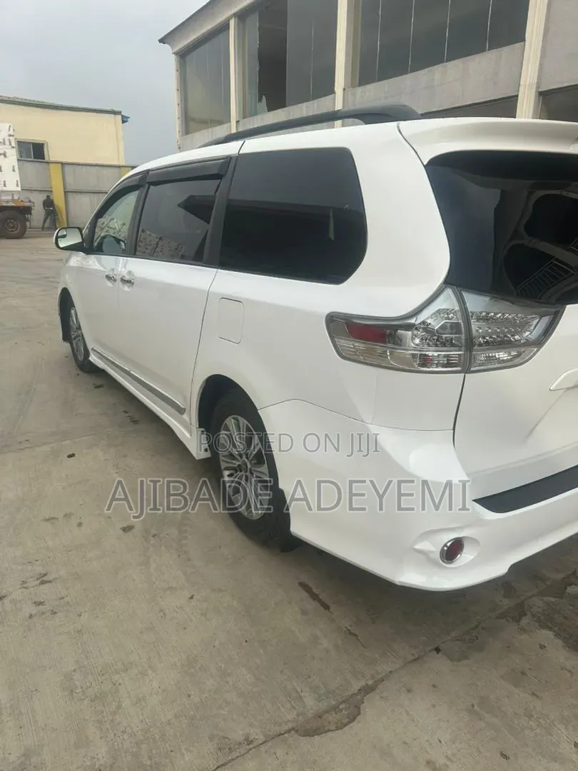 Toyota Sienna 2017 Silver
