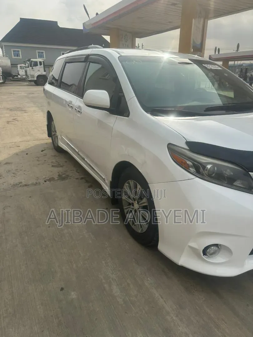 Toyota Sienna 2017 Silver